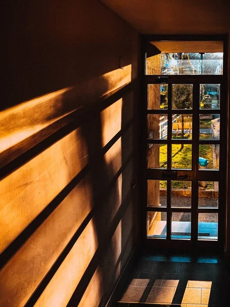 Vertikální Záběr Skleněných Dveří Bytu Třpytících Pod Slunečními Paprsky — Stock fotografie