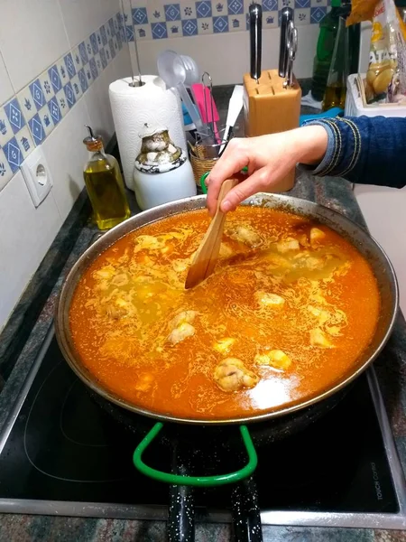 Proces Vaření Španělské Paella Troubě Kuchyni — Stock fotografie