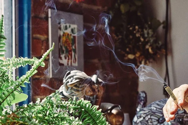 Artiste Fumeur Marijuana Vape Pen Joint Dans Artist Studio — Photo