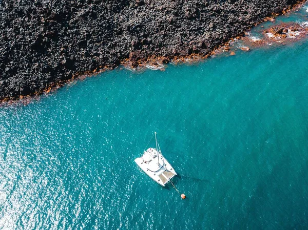 Een Antenne Opname Van Een Witte Zeilboot Turquoise Zee — Stockfoto
