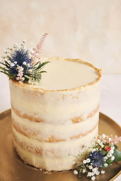 Eine Vertikale Aufnahme Einer Schönen Und Köstlichen Torte Mit Blüte — Stockfoto