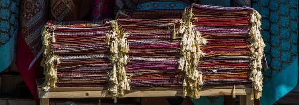 Tiro Close Panorâmico Têxteis Coloridos Empilhados Uma Prateleira — Fotografia de Stock