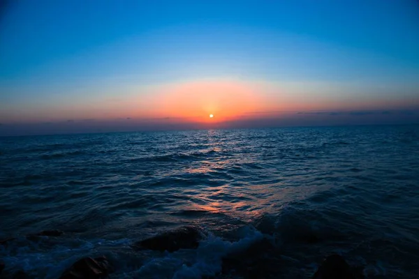 Paisaje Hermoso Puesta Sol Que Refleja Mar Tranquilo — Foto de Stock