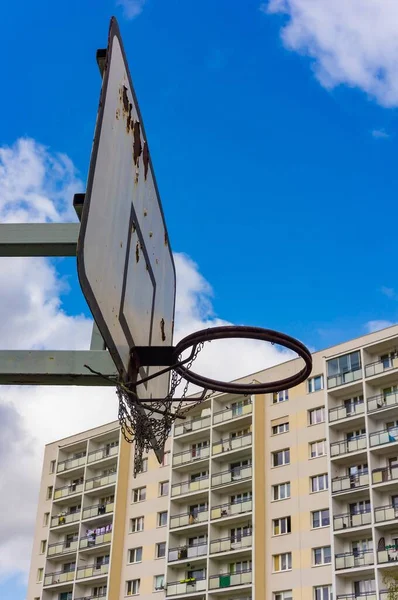 Vertical Shot Basket Park Next Building — Stock Photo, Image