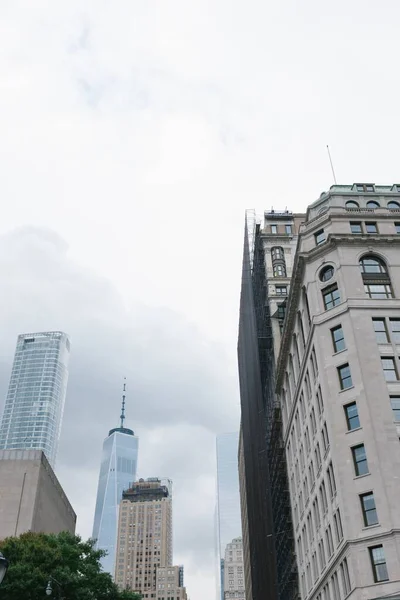 Σύγχρονοι Ουρανοξύστες Ενάντια Στον Γαλάζιο Ουρανό Της Νέας Υόρκης — Φωτογραφία Αρχείου