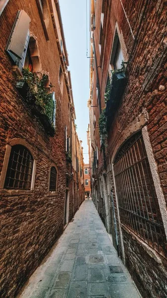 在阴天下的威尼斯 一个有公寓楼的街区的垂直照片 — 图库照片