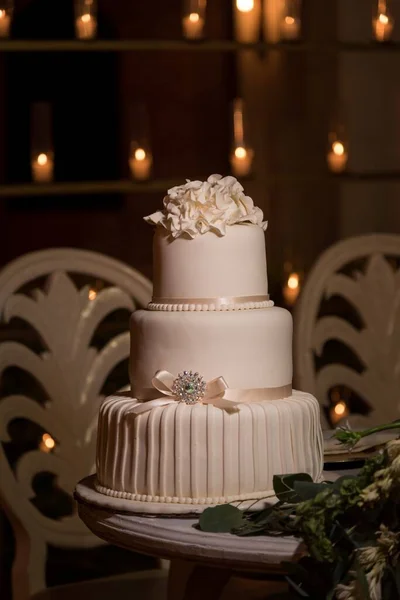 Трехъярусный Белый Свадебный Торт Увенчанный Кремовыми Цветами — стоковое фото