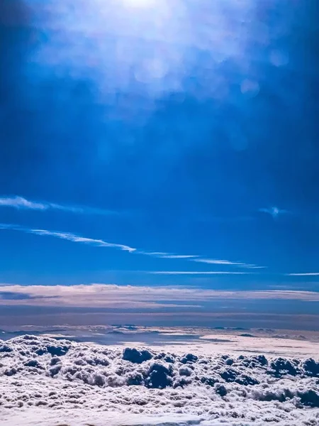 하늘에 숨막힐 구름이 수직으로 치솟아 위에서 포착되었다 — 스톡 사진