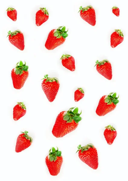 Eine Vertikale Aufnahme Der Erdbeeren Isoliert Auf Weißem Hintergrund — Stockfoto