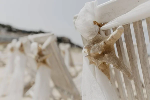 Detailní Záběr Bílých Židlí Shromážděných Řadách Pláži Svatební Událost — Stock fotografie