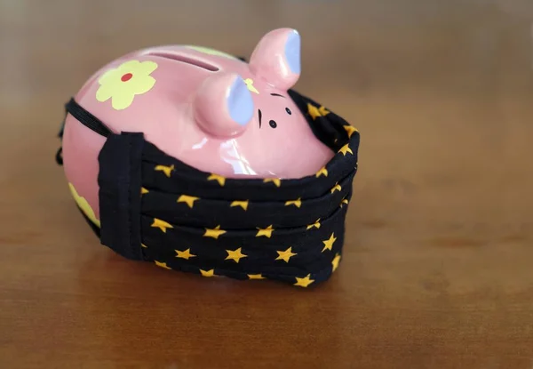 封锁和金融影响 戴着面具的小猪银行 — 图库照片