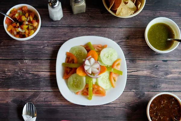 Gros Plan Une Salade Amuse Gueule Sur Une Table Bois — Photo