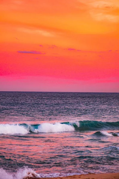 Захватывающий Снимок Волн Океана Зависших Красным Небом Отлично Подходит Обоев — стоковое фото