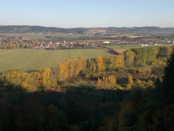 Vzdušný Záběr Vesnice Obklopené Vysokými Kopci Zlatým Lesem Pod Modrou — Stock fotografie