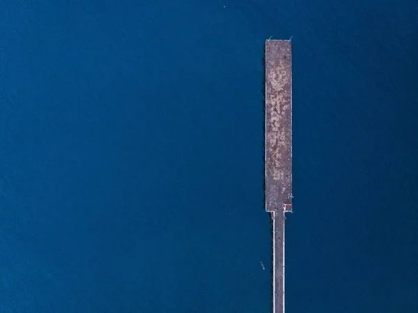 Mavi Deniz Arka Planındaki Ahşap Bir Iskelenin Havadan Görüntüsü — Stok fotoğraf