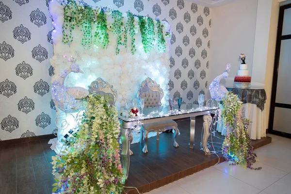 Selektiv Fokus Ett Bröllop Glasbord Med Glasögon Dekorativa Svanar Blommor — Stockfoto