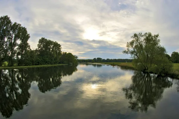 平和な川に空と森の反射の空中ショット — ストック写真