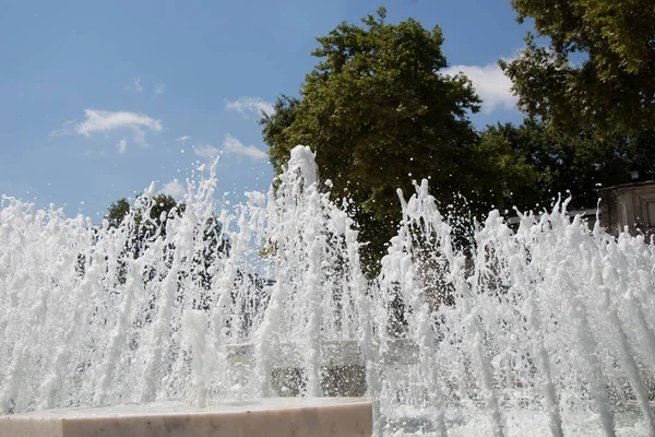 Gli Spruzzi Acqua Bianca Della Fontana Nel Parco — Foto Stock