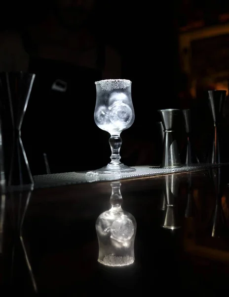 Een Verticaal Shot Van Transparant Breekbaar Glas Met Ijs Tafel — Stockfoto