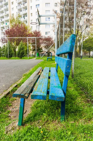 Svislý Záběr Modré Lavičky Parku — Stock fotografie