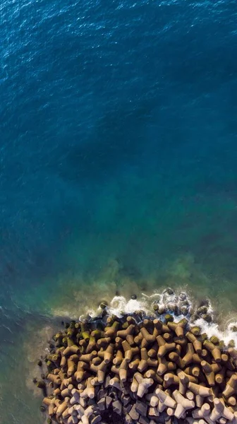 Tiro Aéreo Vertical Mar Azul Ondulado Contra Rochas — Fotografia de Stock