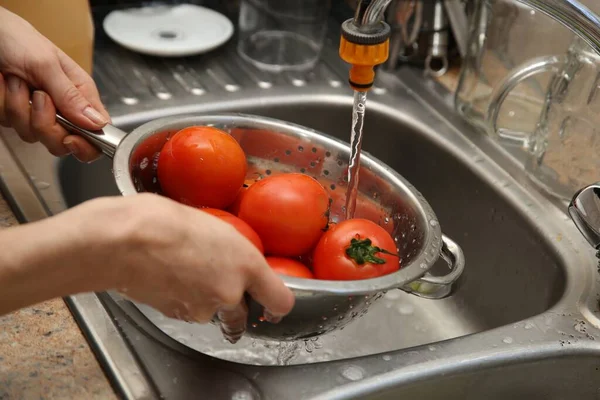 Una Donna Che Usa Colino Lavello Lavare Pomodori Immagine Concettuale — Foto Stock