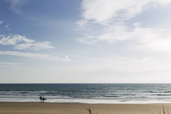 Uma Paisagem Praia Com Surfistas Cercada Pelo Mar Sob Luz — Fotografia de Stock