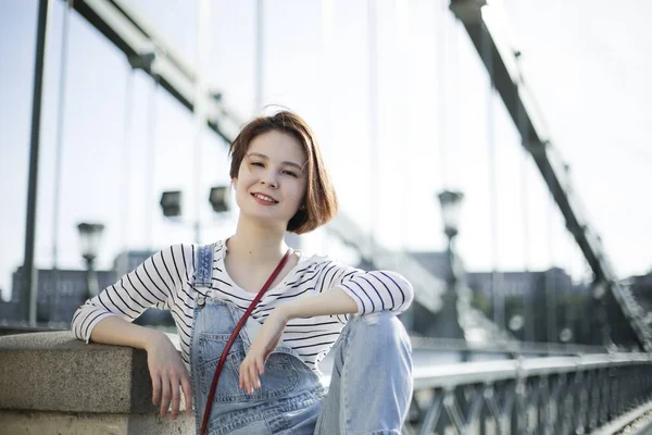 Mladá Žena Sedící Řetězovém Mostě Szechenyi Pod Slunečním Svitem Budapešti — Stock fotografie