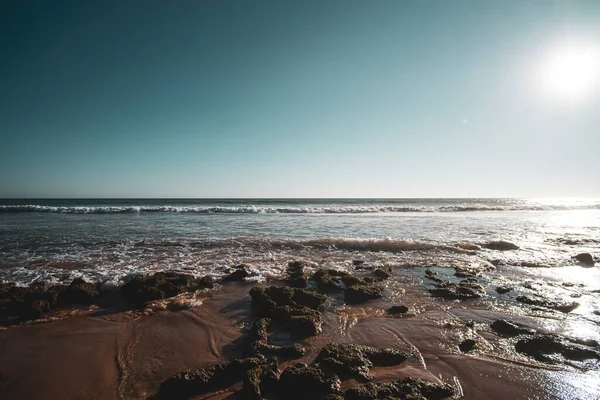 海の砂の海岸の岩 — ストック写真