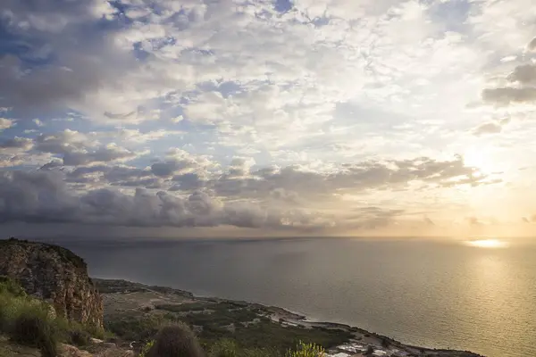 Uma Bela Foto Uma Praia Mar Fundo Pôr Sol — Fotografia de Stock