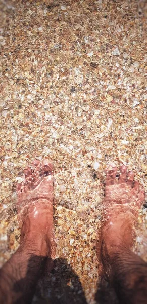 Suyun Altındaki Erkek Bacaklarının Dikey Üst Görüntüsü Şeffaf Bir Dalganın — Stok fotoğraf