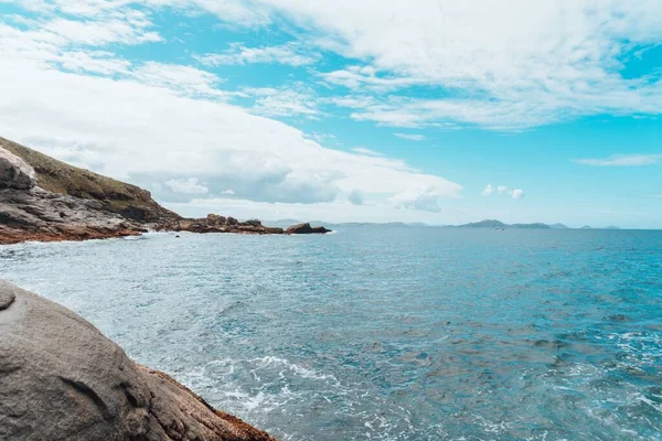 蓝天之下 大海海岸上的岩石 — 图库照片