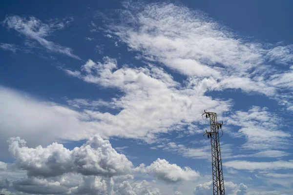 Tiro Ângulo Baixo Uma Torre Transmissão Sob Céu Azul Nublado — Fotografia de Stock