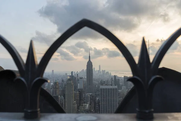 Vista Manhattan Través Ornamento Fachada Diferente Perspectiva Ciudad Nueva York —  Fotos de Stock