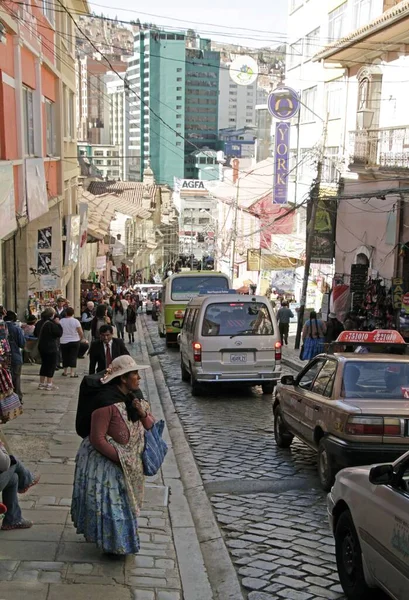 As Pessoas Vão Para a Cabine De La Paz Na Bolívia Imagem Editorial