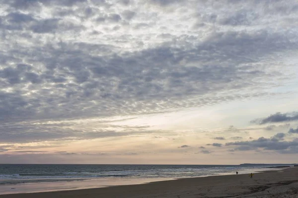 夕方には曇り空の下で海に囲まれたビーチの風景 壁紙のためのクールな — ストック写真