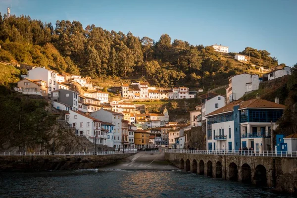 Hermosa Vista Los Edificios Cudillero Asturianos España Rodeados Colinas — Foto de Stock