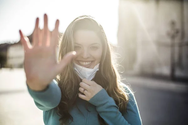 Una Giovane Ragazza Che Indossa Una Maschera Medica Protezione Pandemica — Foto Stock