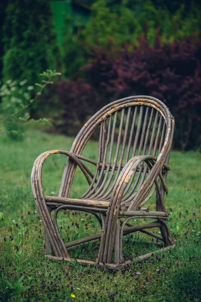 Bahçedeki Ahşap Sallanan Sandalyenin Dikey Yakın Çekimi — Stok fotoğraf
