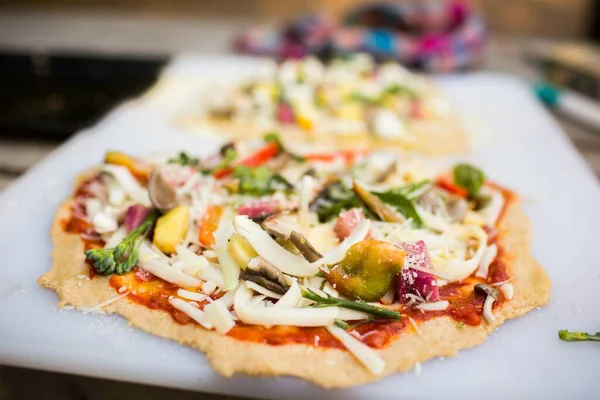 Een Close Shot Van Een Rauwe Pizza Met Groenten Kaas — Stockfoto
