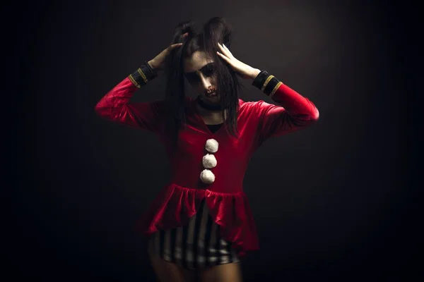 Μια Γυναίκα Βελούδινη Κόκκινη Στολή Και Τρομακτικό Μακιγιάζ Στο Πρόσωπό — Φωτογραφία Αρχείου
