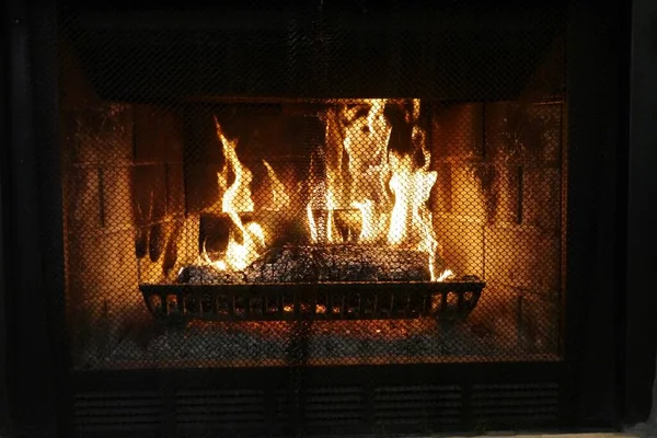 Gyönyörű Kilátás Egy Lángoló Tűzre Egy Fatüzelésű Kandallóban Egy Otthonban — Stock Fotó