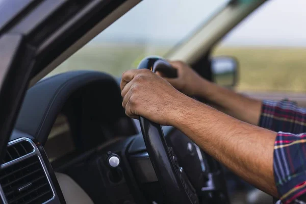 Tiro Close Das Mãos Uma Pessoa Volante Carro Moderno — Fotografia de Stock