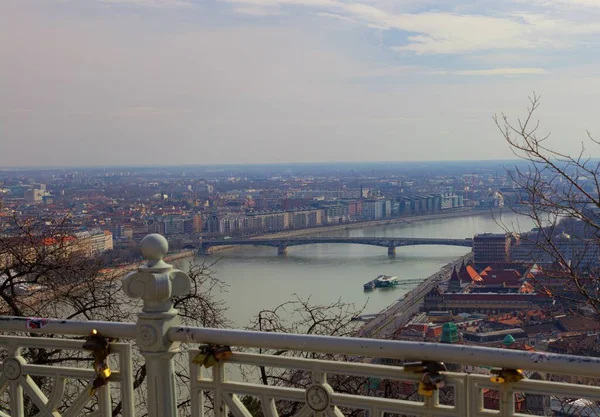 Long Pont Sur Rivière Reliant Deux Parties Ville Sous Ciel — Photo