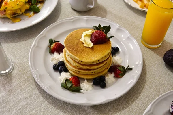 Ein Frühstück Mit Pfannkuchen Mit Erdbeeren Blaubeeren Und Einer Tasse — Stockfoto