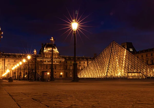 Hermoso Paisaje Del Famoso Louvre Iluminado París Francia Por Noche — Foto de Stock