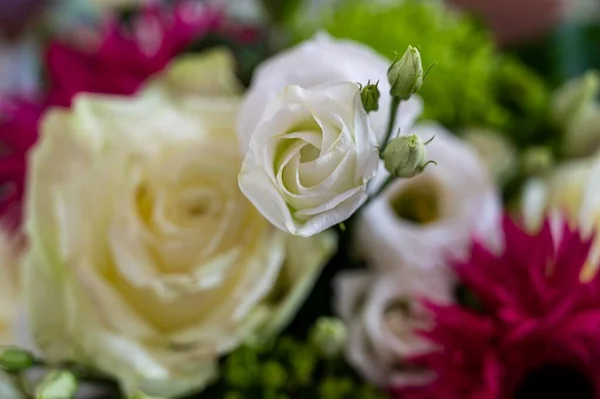 Een Selectieve Focus Shot Van Een Boeket Met Witte Rozen — Stockfoto