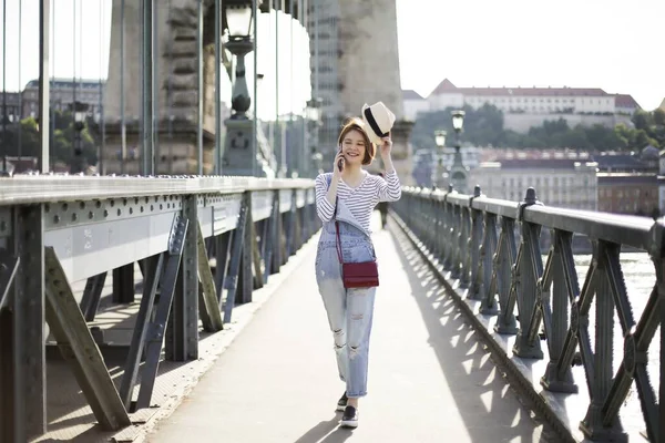 Una Giovane Donna Con Cappello Che Parla Telefono Sul Ponte — Foto Stock