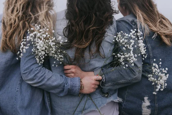 Zadní Záběr Mladých Dívek Květinami — Stock fotografie