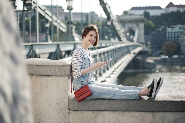 Una Giovane Donna Seduta Sul Ponte Delle Catene Szechenyi Che — Foto Stock